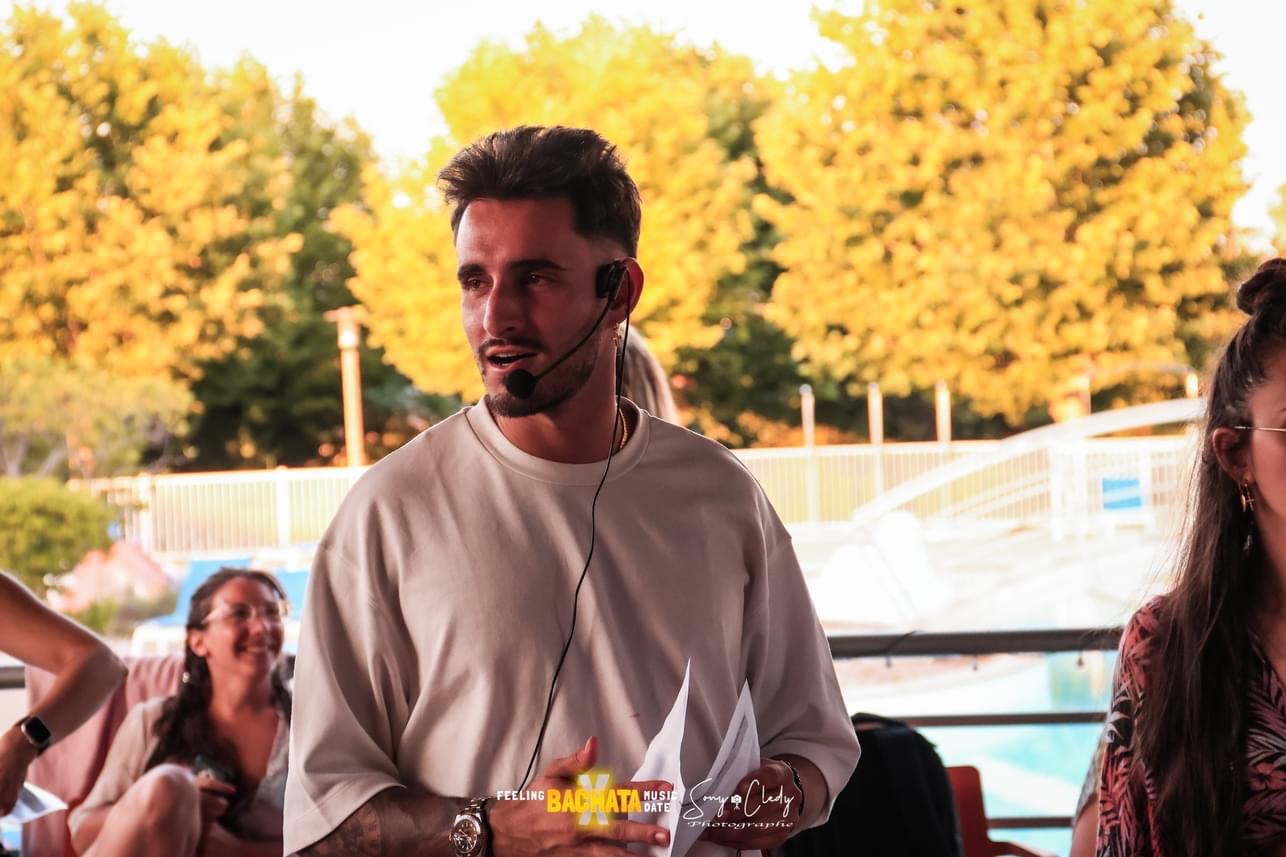 Anthony en démonstration de bachata sensual sur scène sur la Côte d'Azur